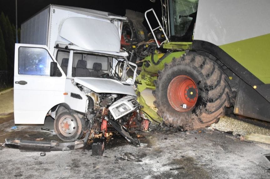 Zderzenie dostwaczego iveco z kombajnem