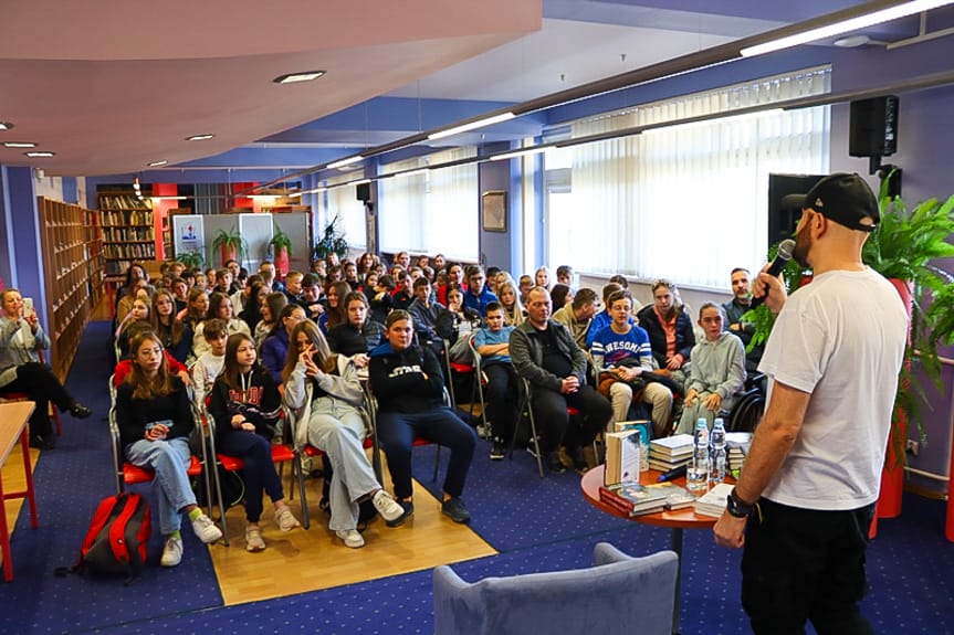 "Czytanie jest sztuką…” – Marcin Szczygielski na spotkaniach z młodymi czytelnikami