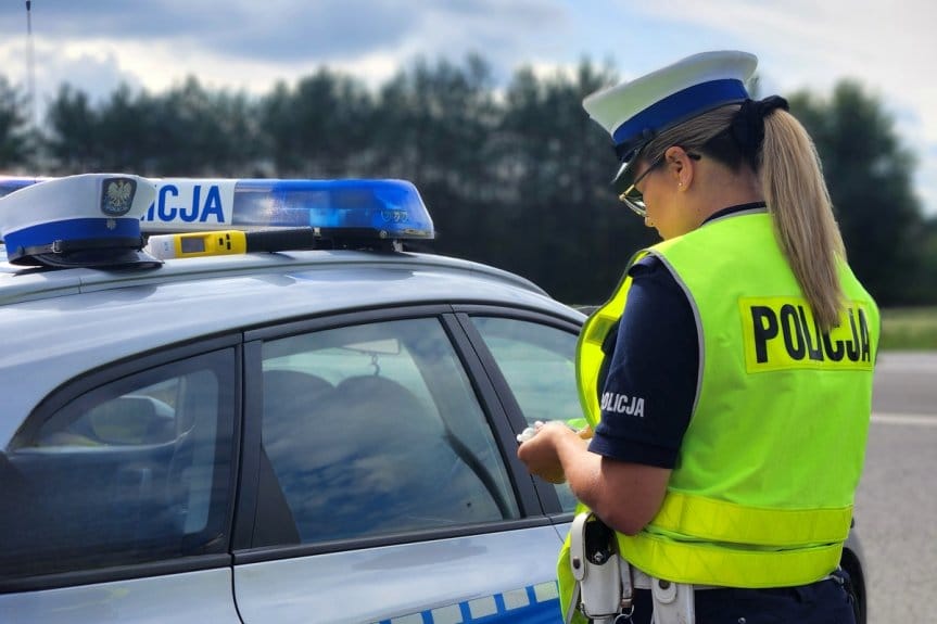 Policjantka w dniu wolnym od służby, zatrzymała pijaną kierującą volkswagenem