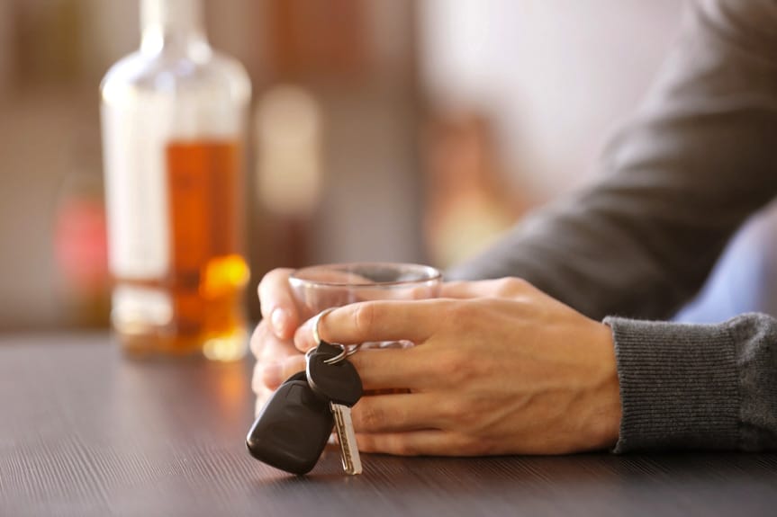 Nietrzeźwy 49-latek zakończył jazdę na ogrodzeniu