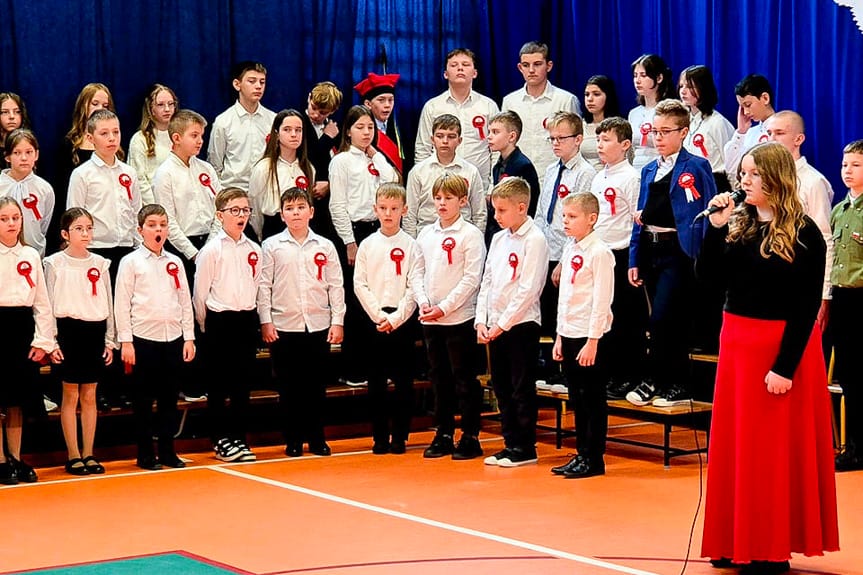 Pieśni, wiersze i taniec z flagami - tak świętowali w Lubatówce