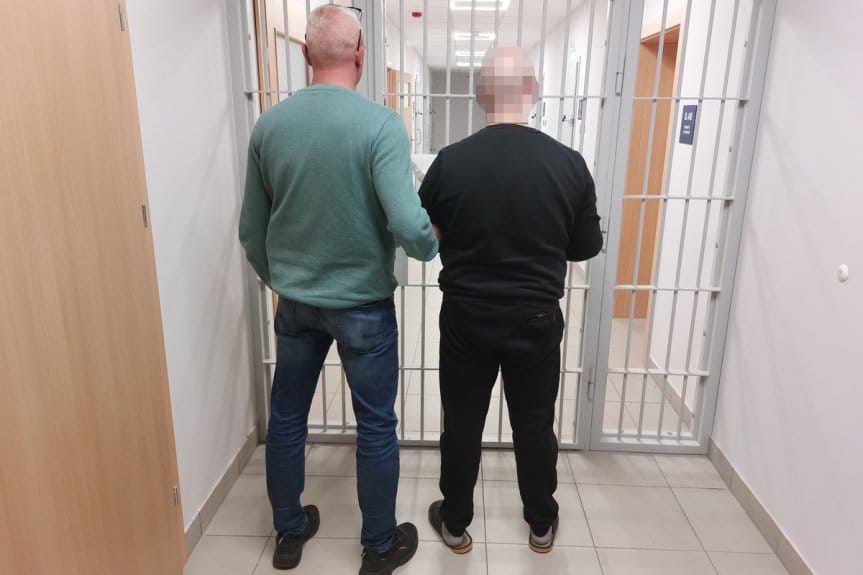 Poszukiwany listem gończym ukrył się przed policjantami… w szafie