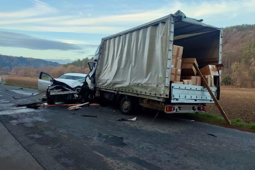 Zderzenie dwóch samochodów. Droga wojewódzka zablokowana