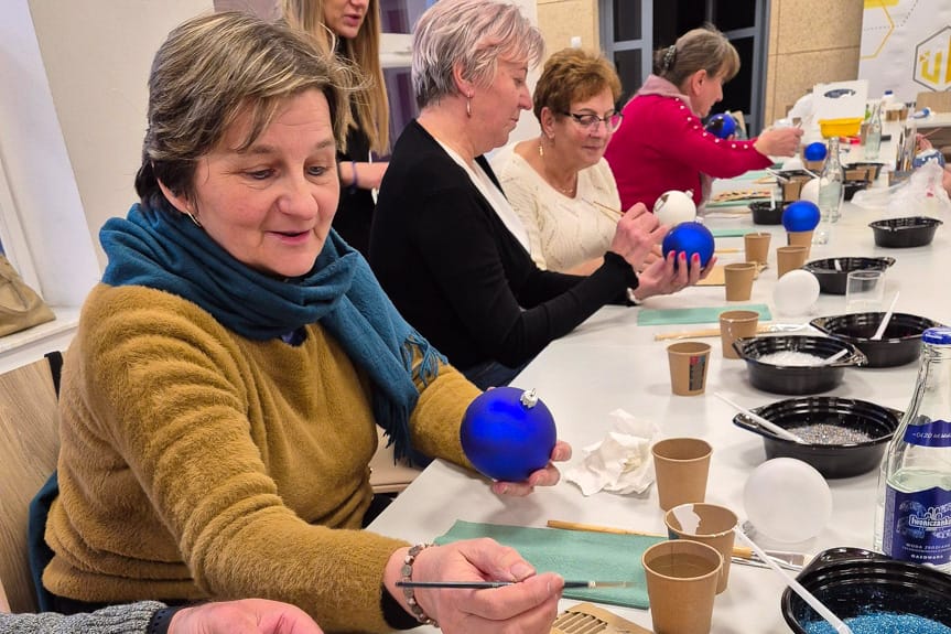 Seniorzy z pasją tworzyli świąteczne dekoracje