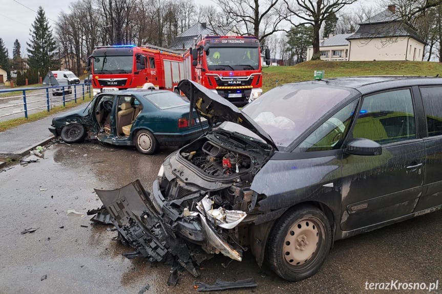 Zderzenie dwóch samochodów w Haczowie