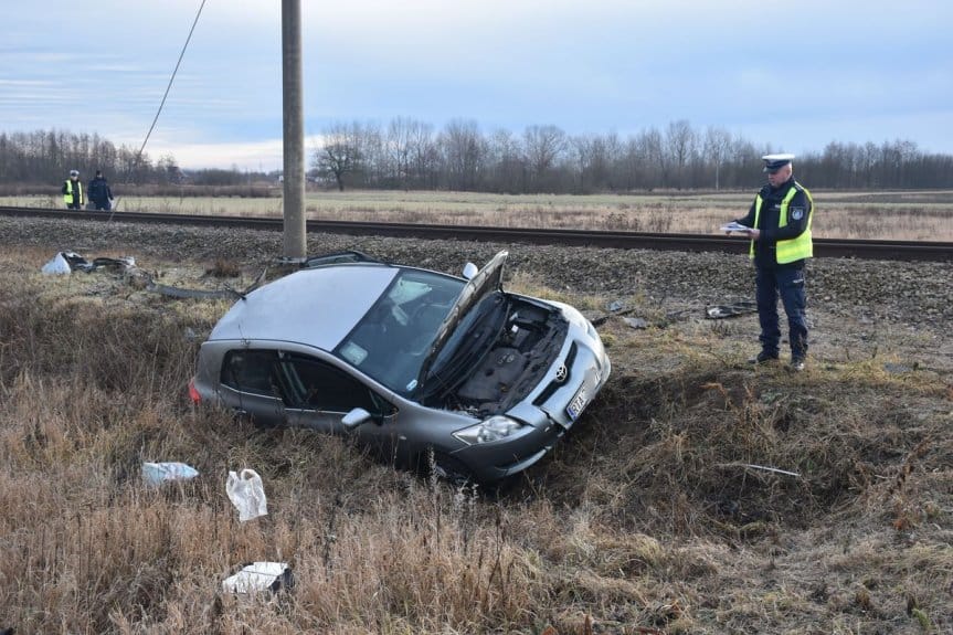 W Zalesiu Gorzyckim toyota wjechała pod pociąg