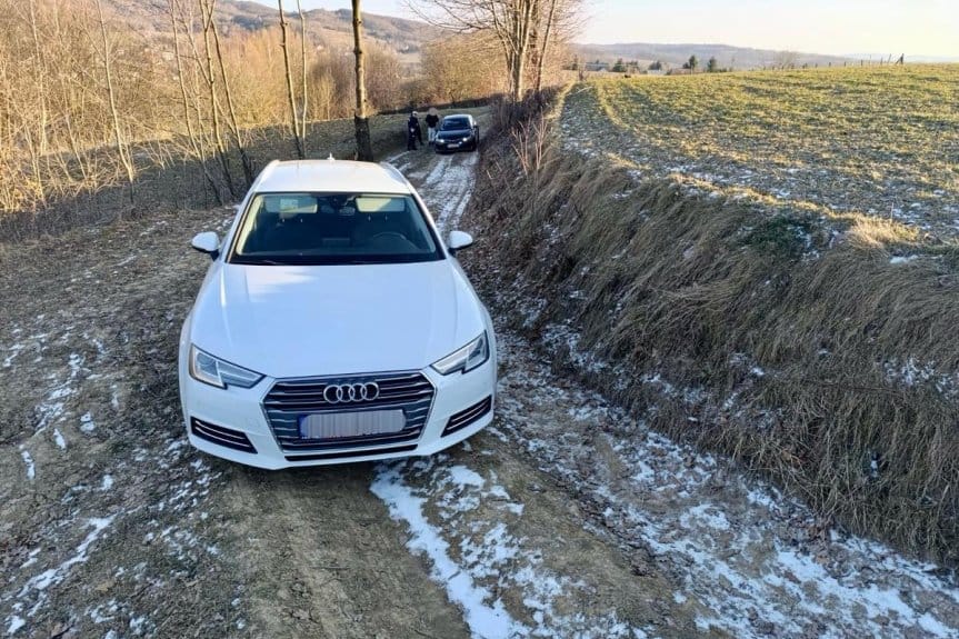 Młody kierowca bez uprawnień chciał przekupić funkcjonariuszy