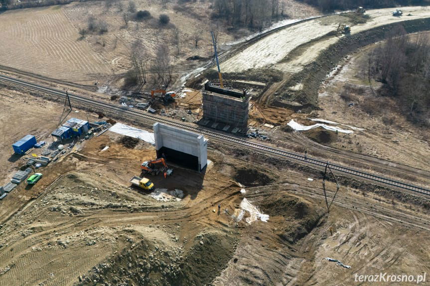 Budowa wiadkuktu nad linią kolejową