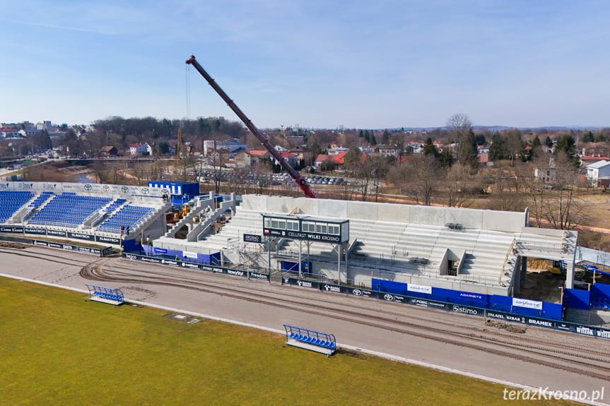 Krośnieński stadion z nową trybuną. Postęp budowy robi wrażenie [ZDJĘCIA]