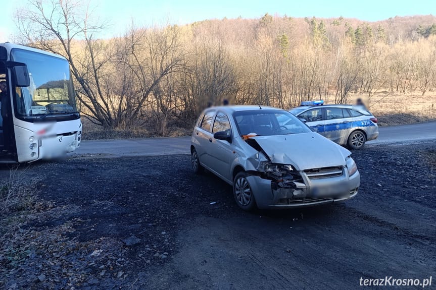 Kolizja autobusu i osobówki w Faliszówce