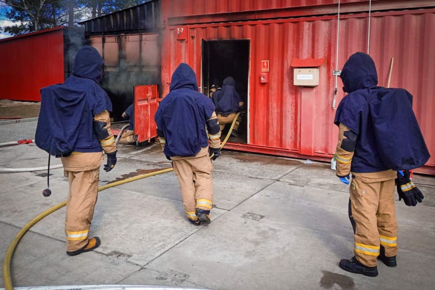 Ogień pod kontrolą. Strażacy doskonalili swoje umiejętności w komorze ogniowej