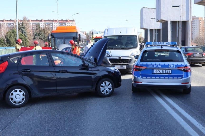 Zdarzenie drogowe na al. Powstańców Warszawy. Zmarł kierujący peugeotem