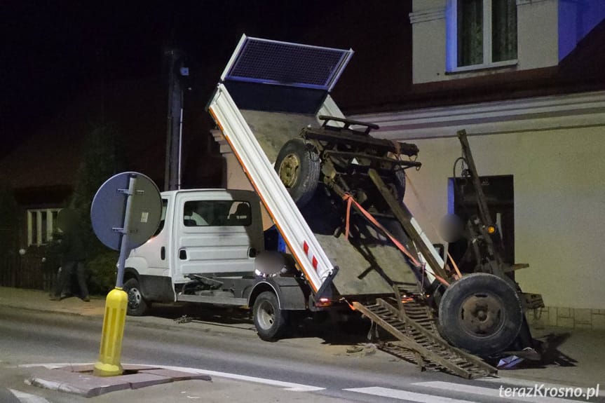 Krosno. Przyczepa spadła z samochodu