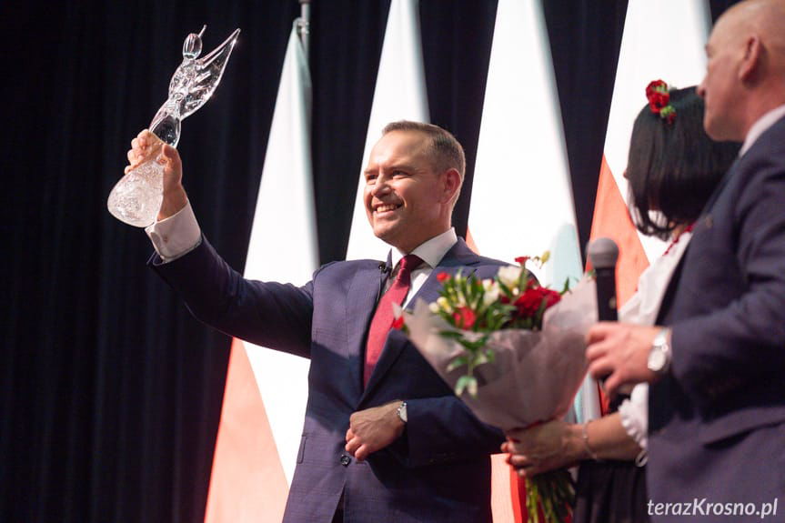 arol Nawrocki w Krośnie ze szklanym orłem