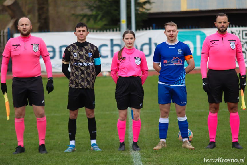 Sędziowali (od lewej): Mateusz Gumienny, Karolina Józefczyk, Tomasz Jagieła; ma zdjęciu z kapitanami drużyn - Tobiaszem Jastrząbem i Wojciechem Jakielem