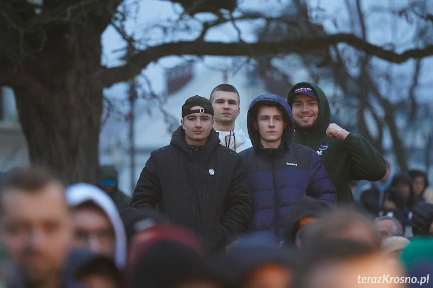 Sławomir Mentzen w Krośnie. "Niech się odwalą od naszych kur. Kury nie zwiększają przestępczości. Imigranci zwiększają przestępczość"
