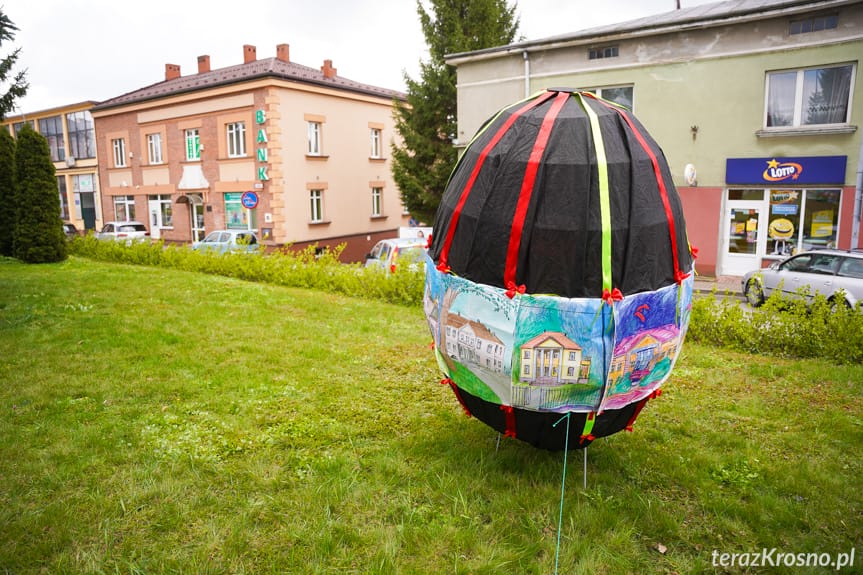 Kolorowe pisanki na rynku w Jedliczu. Świąteczna dekoracja przyciąga uwagę mieszkańców i gości