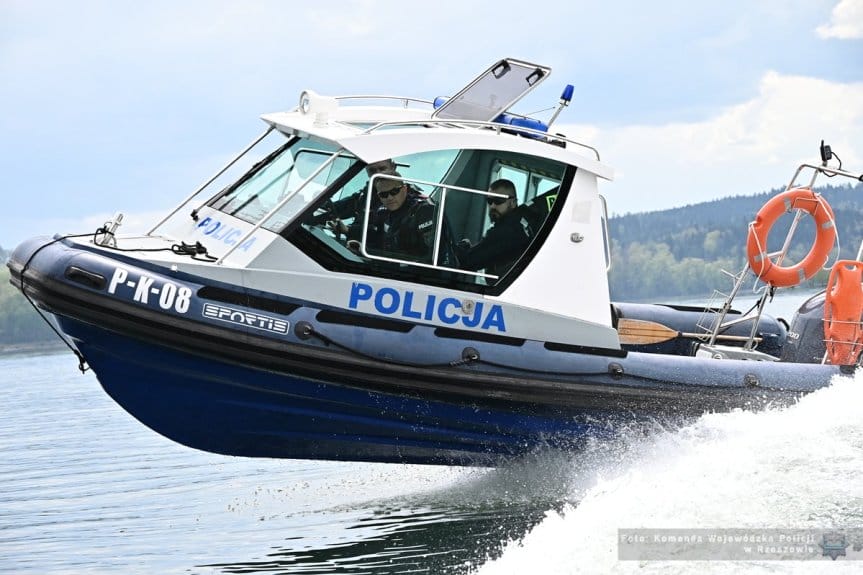 Policjanci doskonalili umiejętności ratownicze na Jeziorze Solińskim
