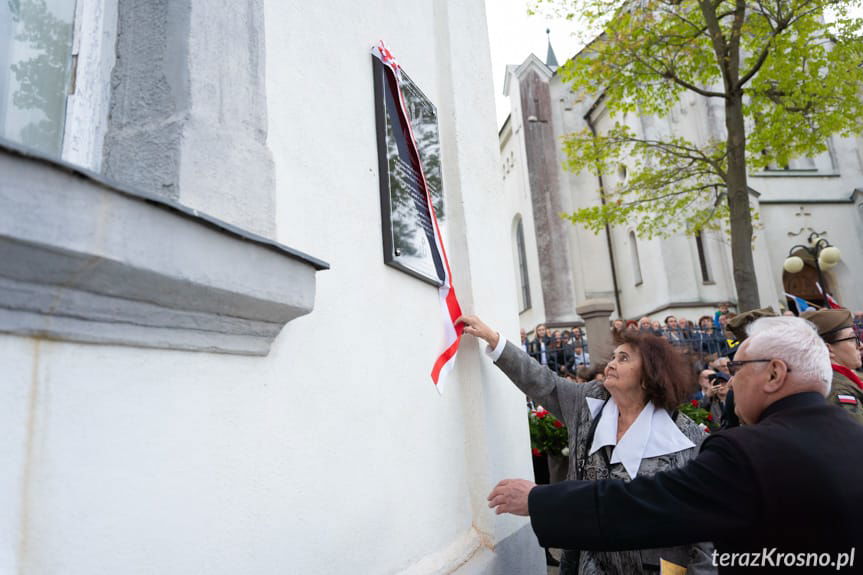 Jadwiga Kuś-Rzeźnikiewicz i ks. Edward Stępień odsłaniają tablicę