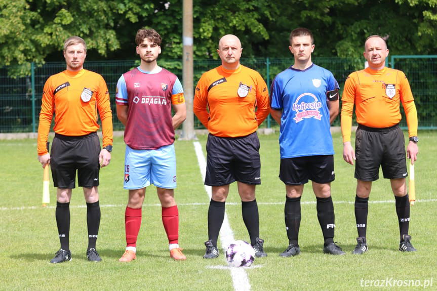 Sędziowali (od lewej): Tomasz Smoleń, Tomasz Gogosz, Arkadiusz Buba; na zdjęciu z kapitanami drużyn - Bartoszem Balonem i Adamem Lulą