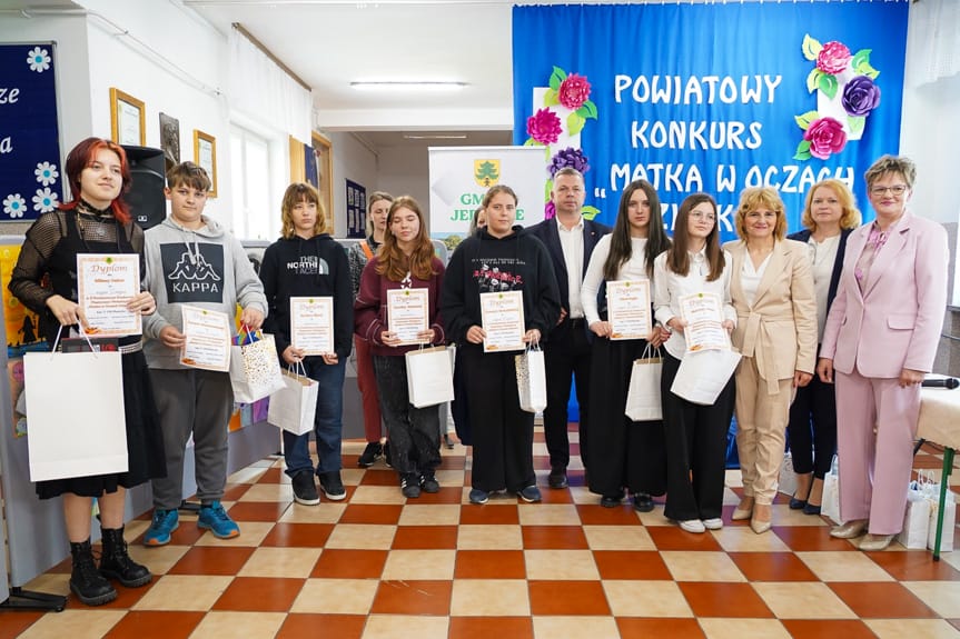 Powiatowy konkurs plastyczno-wokalny pod hasłem "Matka w oczach dziecka"