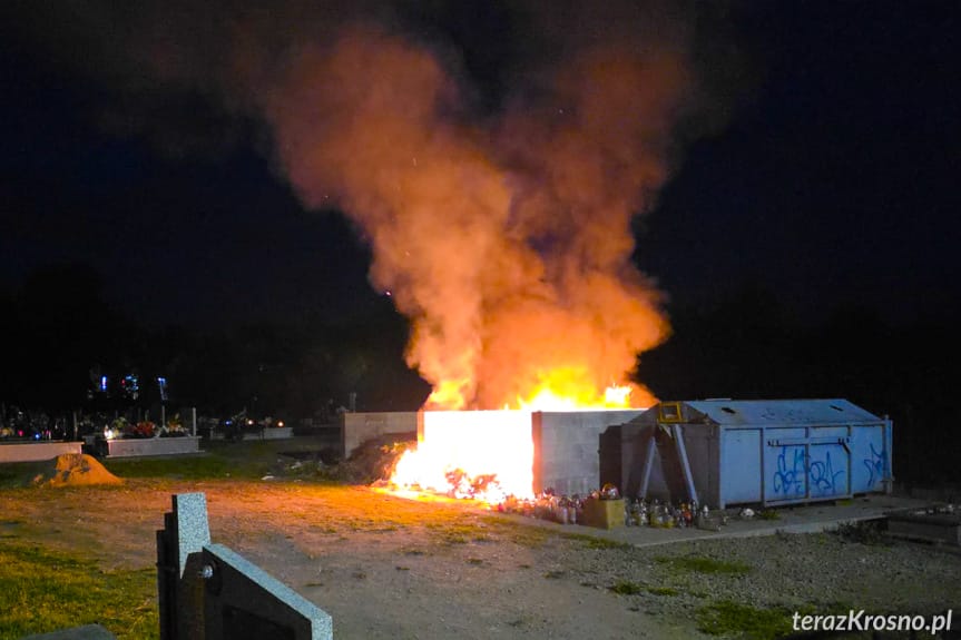 Pożar śmieci na cmentarzu w Zręcinie