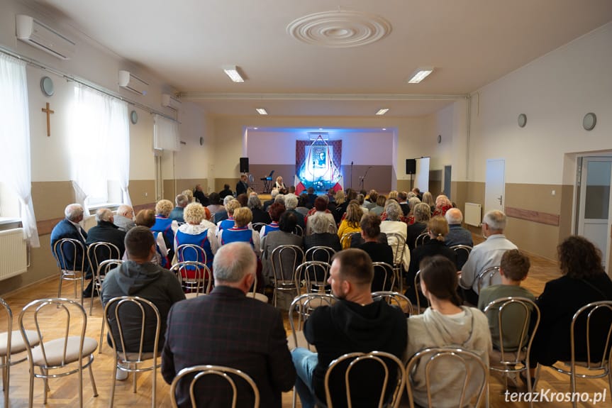 Patriotyczny wieczór w Zręcinie - historia w sutannie i mundurze