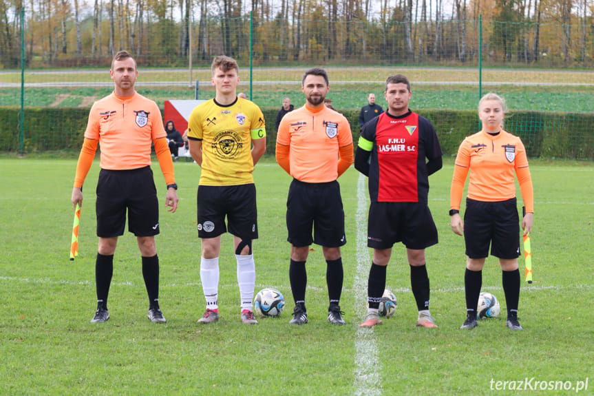 Sędziowali (od lewej): Radosław Łapka, Martin Kijowski, Olga Płaza; na zdjęciu z kapitanami drużyn - Kacprem Prajsnarem i Jarosławem Pełdiakiem