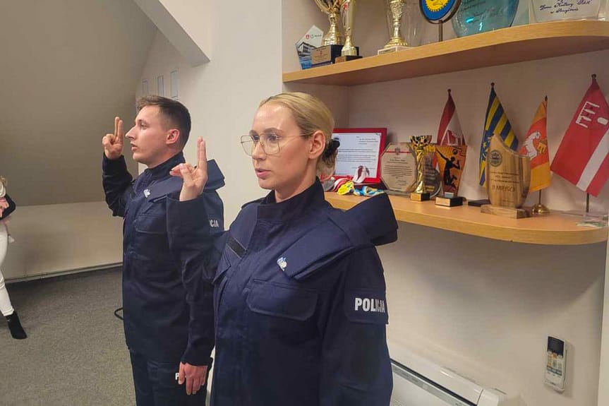 Nowi policjanci złożyli ślubowanie i odebrali legitymacje