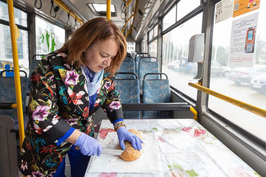 Autobus Ciepła rozwozi ciepłe posiłki potrzebującym w Rzeszowie