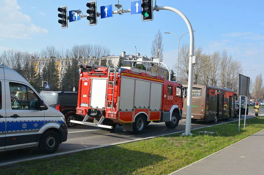 Wypadek na ul. Lwowskiej w Rzeszowie. Zderzenie autobusu z audi