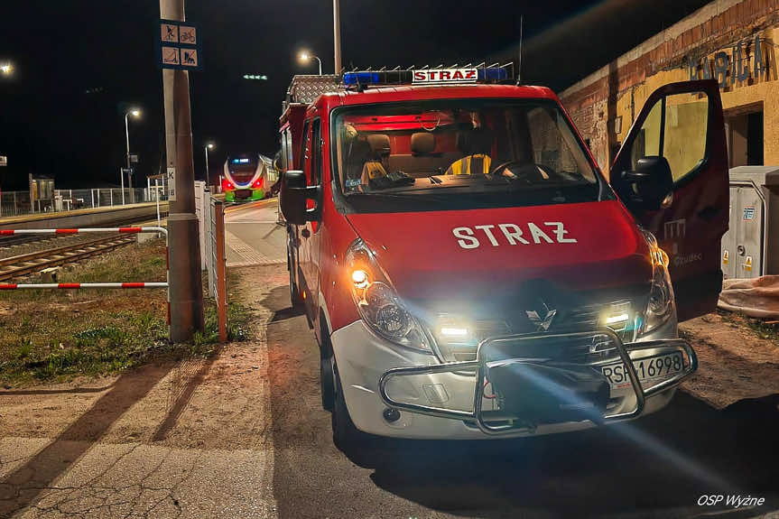 Wypadek w Babicy. Mężczyźni spadli z jadącego pociągu