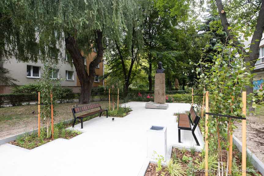 Rzeszów. Otoczenie pomnika Jana Kochanowskiego wypiękniało