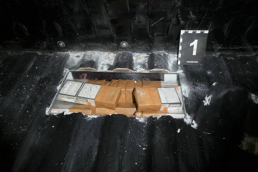 Nielegalne papierosy w podłodze pojazdu wraz z nagraniem mp3