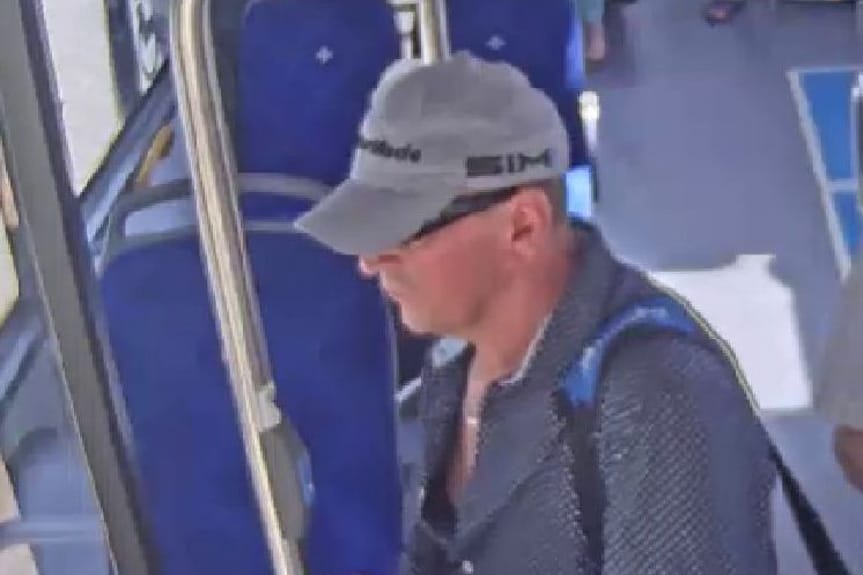 Granatowa koszula i złoty łańcuch - charakterystyczne cechy poszukiwanego