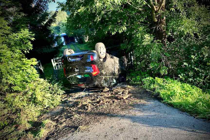 Kolizja w Boguchwale. Dachowanie samochodu osobowego