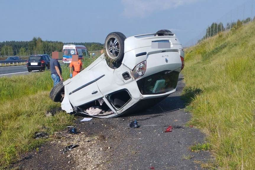 Ucieczkę przed policją zakończył dachowaniem samochodu