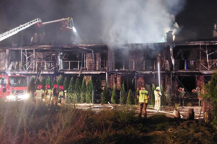 Wojewoda uruchomiła zasiłki celowe dla poszkodowanych w pożarze szeregówek