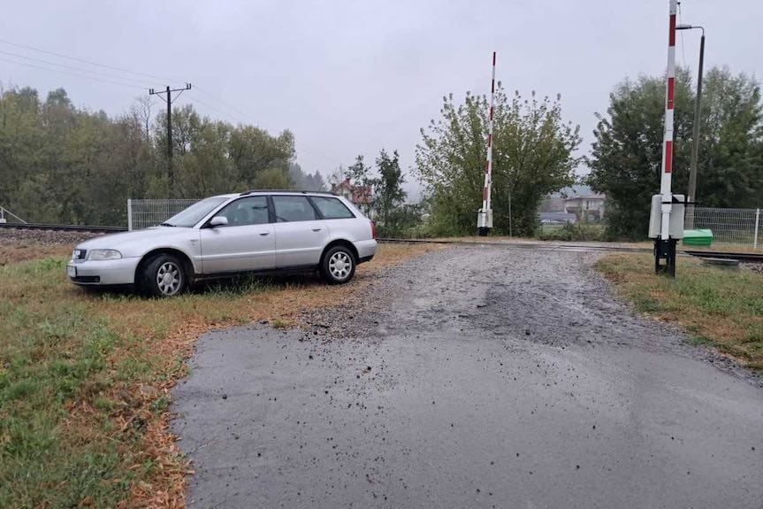 Audi stanęło na torach na trasie Strzyżów-Rzeszów