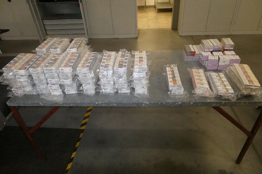 Nielegalne papierosy w skrytce autobusu