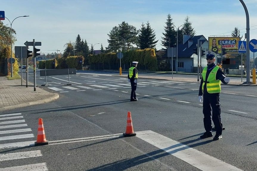 Rzeszowscy policjanci czuwają nad bezpieczenstwem odwiedzajacych groby swoich bliskich