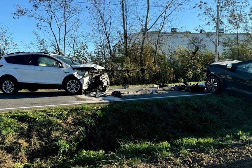 Czołowe zderzenie dwóch osobówek w Sadkowej Górze