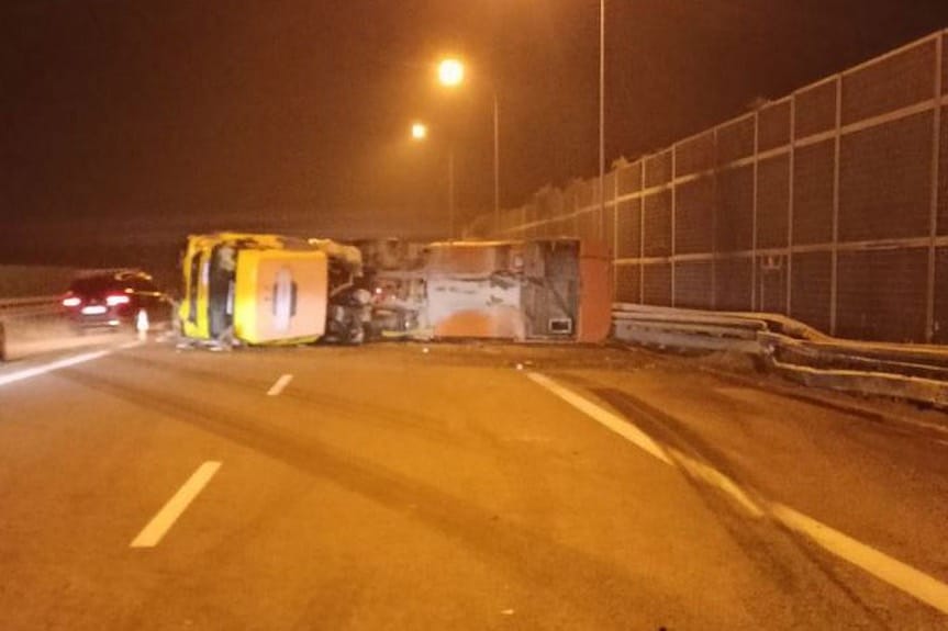 Wypadek na autostradzie A4. Kierujący piaskarką trafił do szpitala
