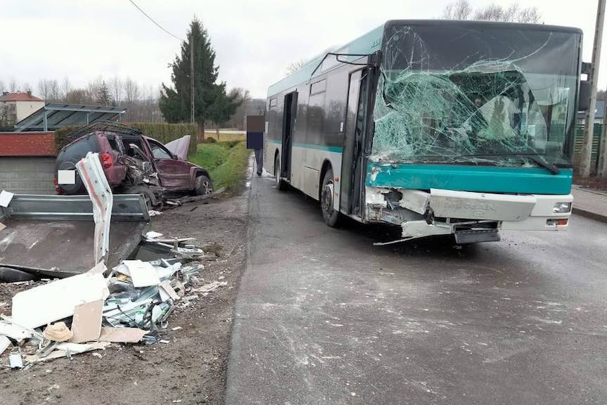 Kolizja w Nowym Borku. Zderzenie samochodów z autobusem