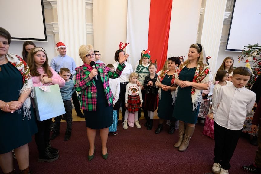 Dzieci z domów dziecka ubrały choinkę w Podkarpackim Urzędzie Wojewódzkim