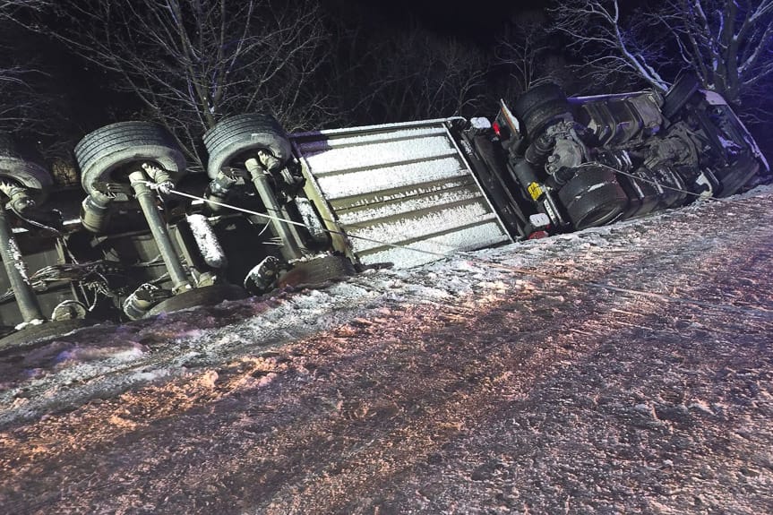 Kolizja w Domaradzu. Samochód zawisł na barierkach