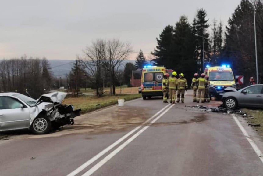 Wypadek w Ulanicy. Czołowe zderzenie dwóch pojazdów