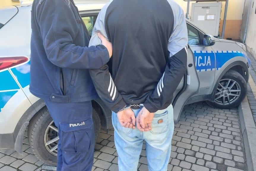 Policjanci zatrzymali dwóch mężczyzn podejrzanych o kradzież rozbójniczą