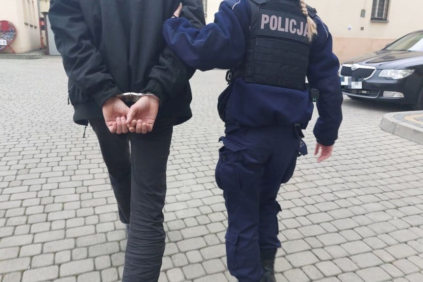 Policjanci zatrzymali nieuczciwego magazyniera, który kradł przesyłki kurierskie