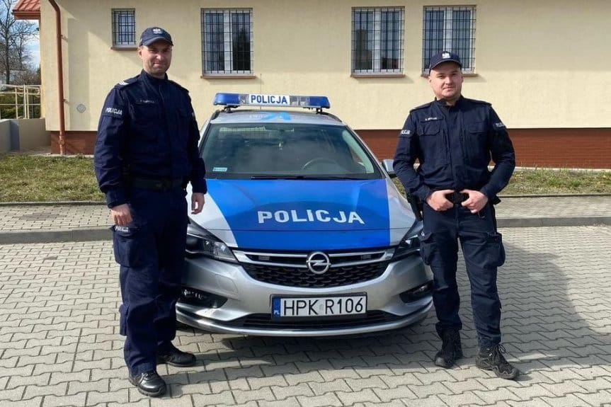 Policjanci udzielili pierwszej pomocy rannemu mężczyźnie